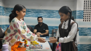 आज़मगढ़ के इस स्कूल में दुबई से आई बच्चियों ने जीता दिल …