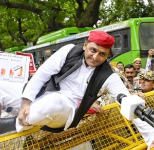 सपा सांसदों का S.I.R. के विरोध में पैदल मार्च, अखिलेश और धर्मेन्द्र यादव समेत सभी सांसद गिरफ्तार