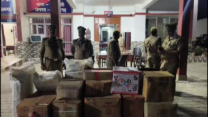 आजमगढ़ में छापेमारी से हड़कंप, पुलिस ने पकड़ा पटाखों का जखीरा