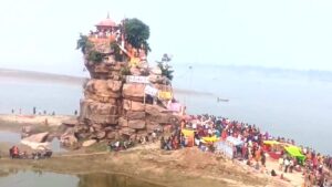 भींटा देवरिया में यमद्वितीया पर सुजावन देव मंदिर में अपार श्रद्धालुओं की भीड़