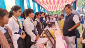 आजमगढ़ : सेंट्रल पब्लिक स्कूल में विज्ञान-गणित प्रदर्शनी आयोजित, छात्रों ने दिखाई नवाचार की चमक