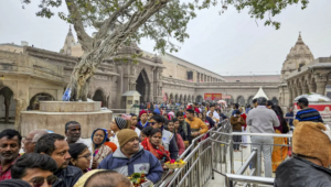 वाराणसी में श्रद्धालुओं का सैलाब, काशी विश्वनाथ मंदिर के बाहर 2 KM लंबी लाइन