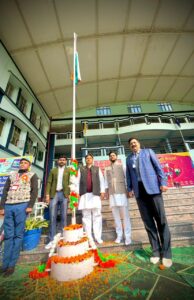 चिरैयाकोट के पी. के. एस. पब्लिक स्कूल में हर्षोल्लास के साथ मनाया गया 77वां गणतंत्र दिवस