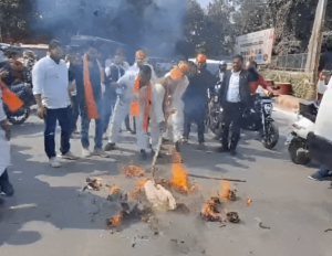 वाराणसी: AI समिट विवाद पर भाजपा युवा मोर्चा का प्रदर्शन, राहुल गांधी का पुतला फूंका