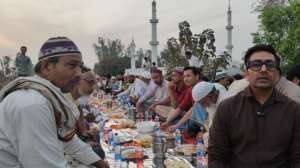 आज़मगढ़ का ये डाक्टर है बड़े दिलवाला , पहले होली मिलन अब रोजा इफ्तार से जीता लोगों का दिल ….