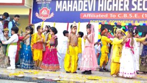 महादेवी स्कूल में दिखा होली का उल्लास, नन्हे बच्चों ने खेली फूलों की होली