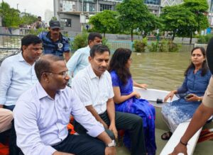 सूरत में बाढ़ से बेहाल जनता, नाव पर घूमते अफसरों पर फूटा गुस्सा!