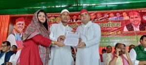 बुनकरों की बिजली समस्या को लेकर गुफरान मंसूरी ने सांसद धर्मेंद्र यादव को सौंपा ज्ञापन
