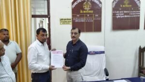 पुलिस व्यवस्था में बदलाव की मांग, आलोक सिंह ने प्रशासन को सौंपा ज्ञापन