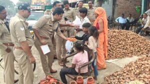 ACP अब्दुल सलाम खान ने खरीदे मिट्टी के दीये, बच्चों को मिठाई खिलाकर जीता दिल